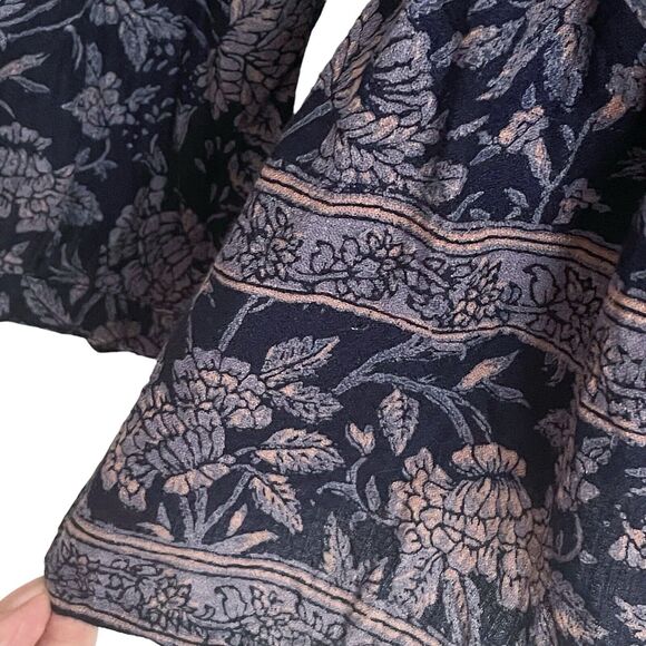 Lucky Brand Womens V-Neck Batik Floral Peplum Top Sz Small Stretch Dark Navy - Picture 5 of 12